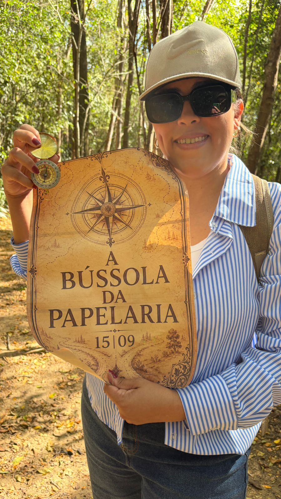 Ana Ricarda segurando um mapa antigo em uma trilha